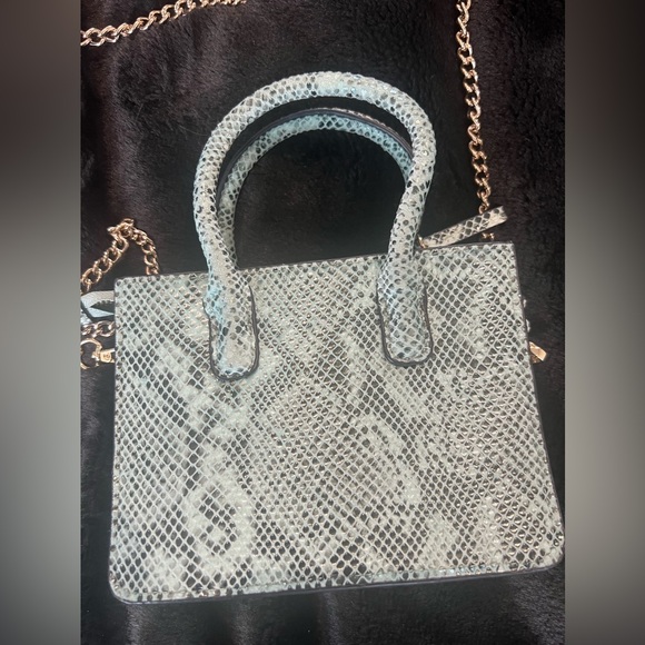 Green snakeskin print mini purse with gold strap - Picture 3 of 4